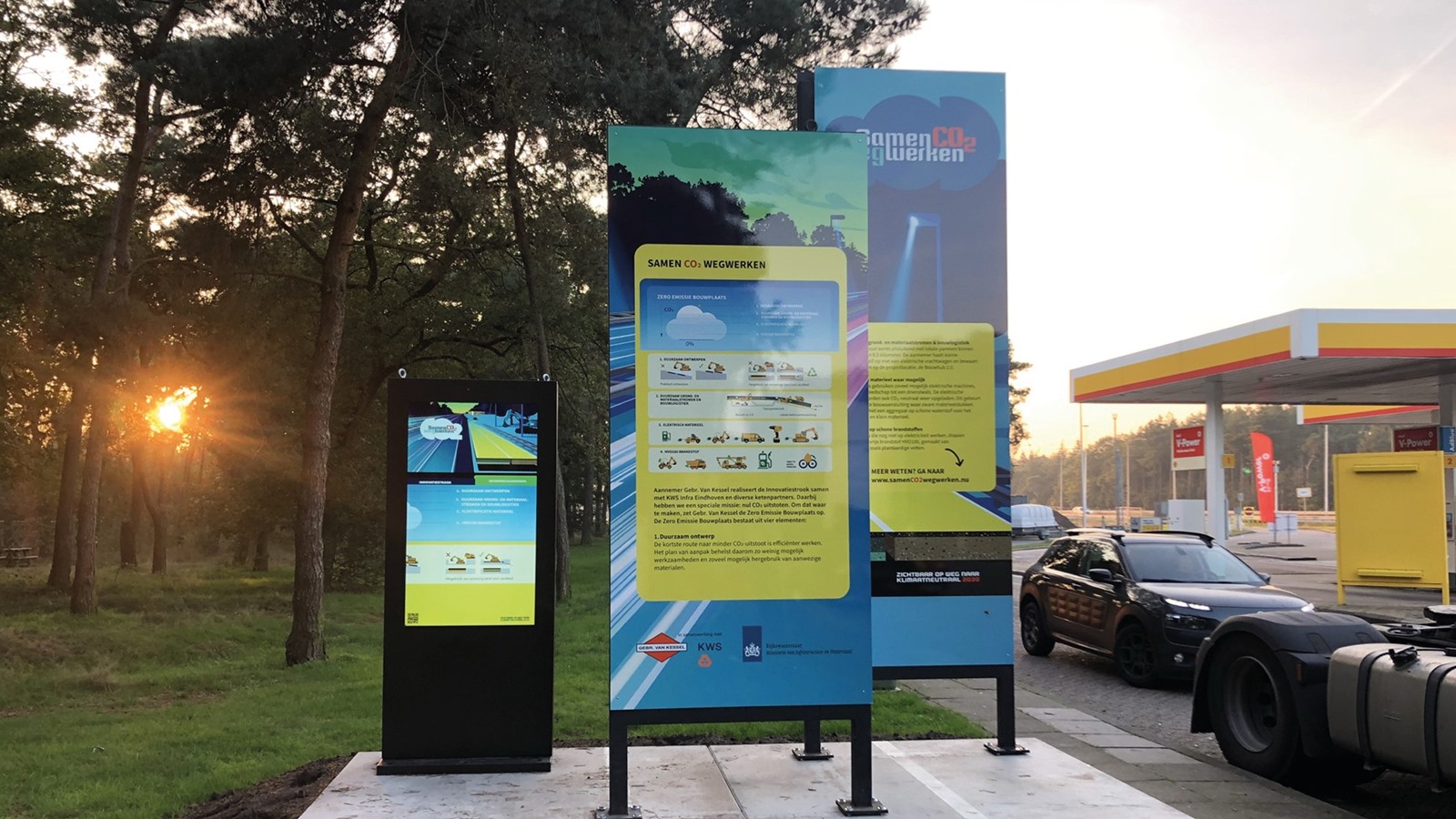 The Kennislab digital pillar at the service area along the A58, in the SamenCO2Wegwerken campaign style