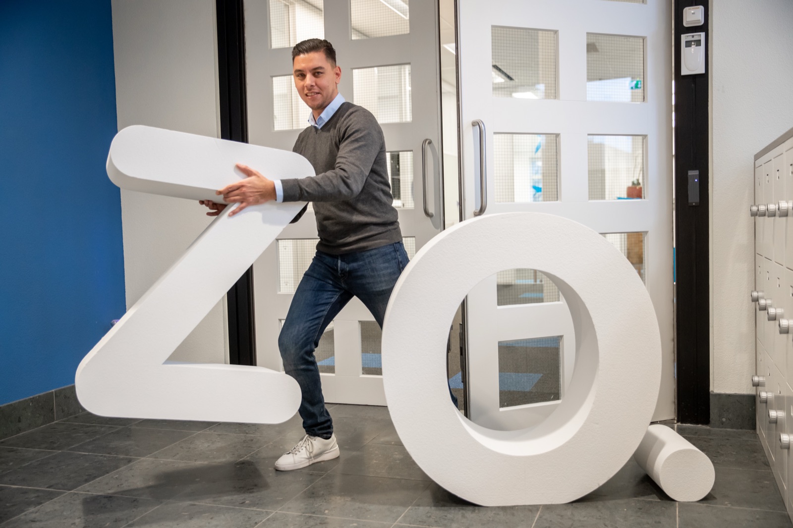 Employee carries the ZO letters at the entrance