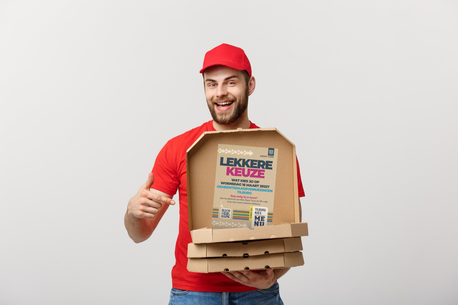 A delivery rider with pizza boxes carrying the Lekkere keuze flyer from the Tilburg kies ME NU campaign.