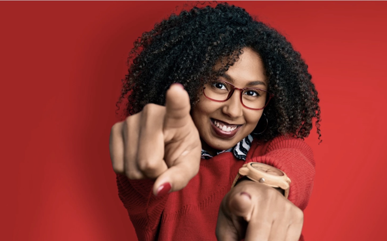 An international points at the viewer with a smile: 'I'm your Insidr'.