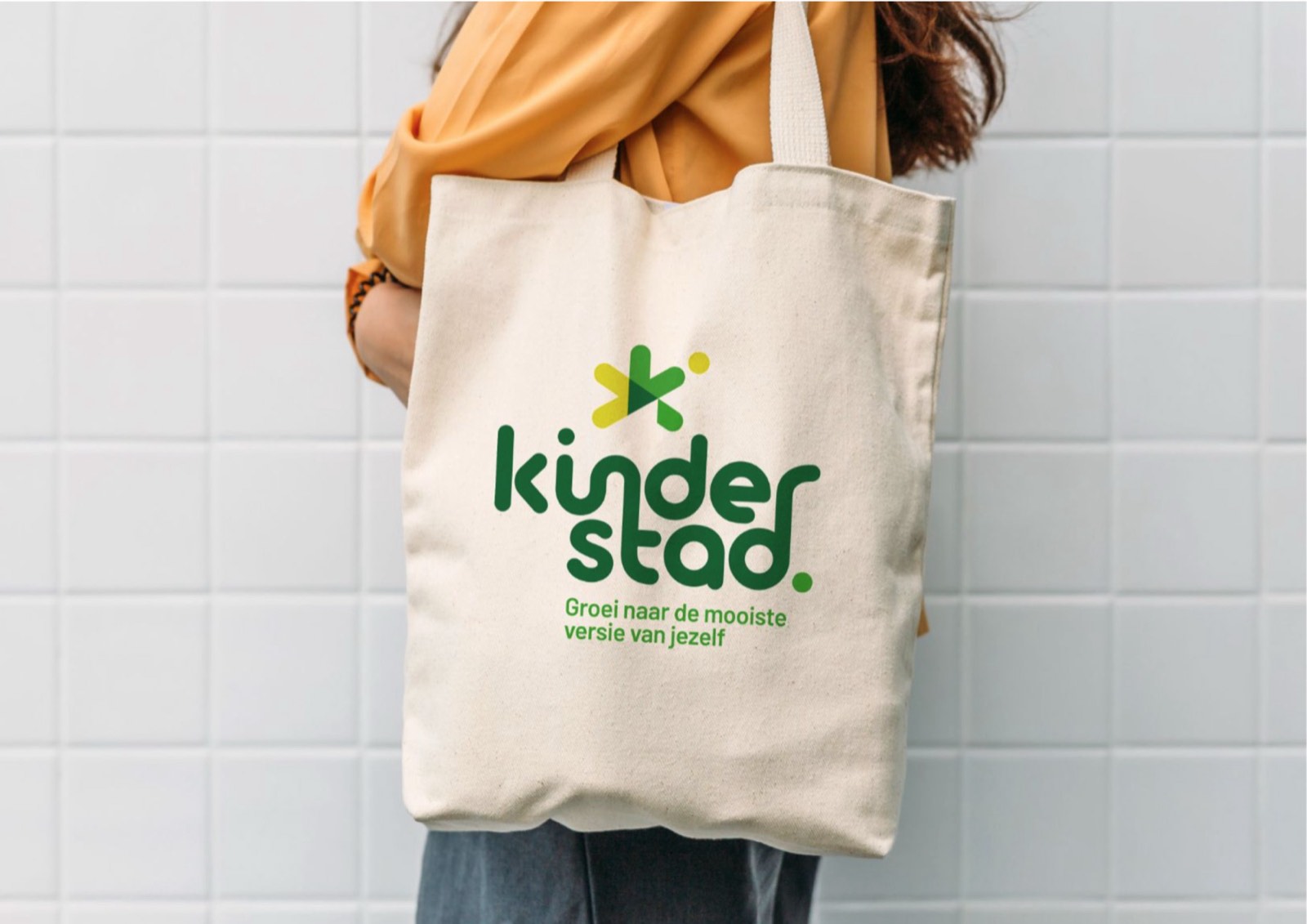 A tote bag with the Kinderstad logo and pay-off.