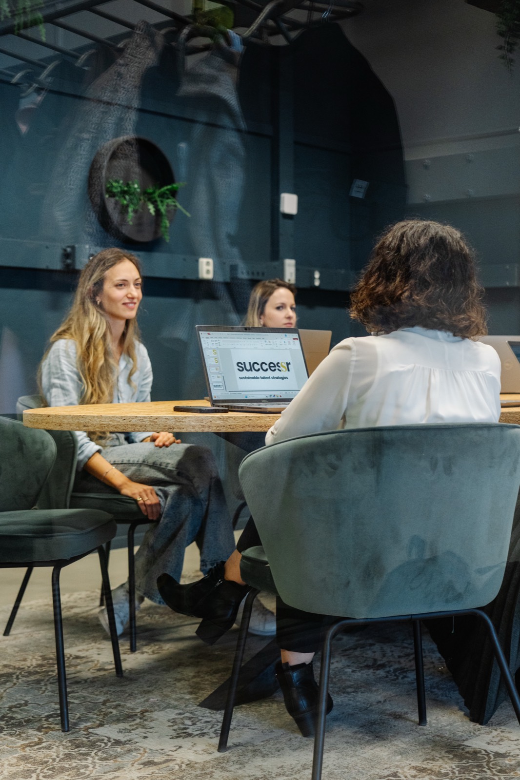 Successr, colleagues in conversation